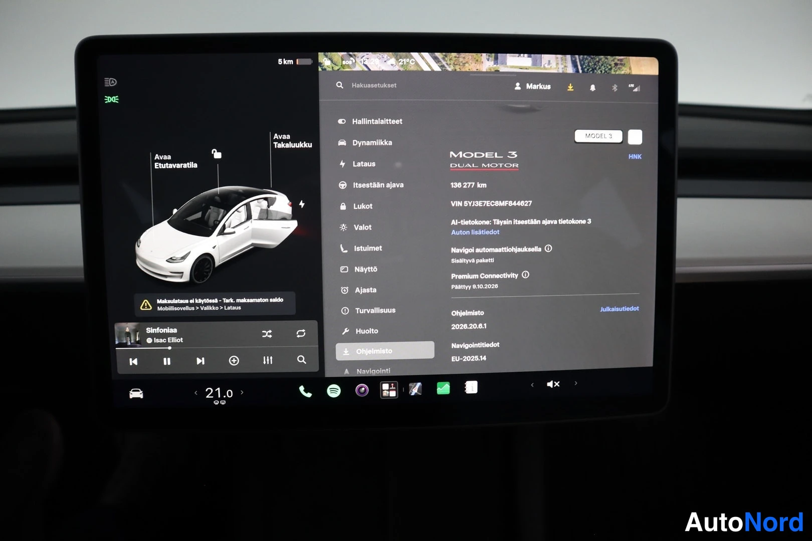 Muu: Auton 15-tuumainen keskittyöaseman kosketusnäyttö, jonka valikossa näkyy auton tiedot: Dual Motor, 136 277 km, VIN ja Premium Connectivity voimassa 9.10.2026.