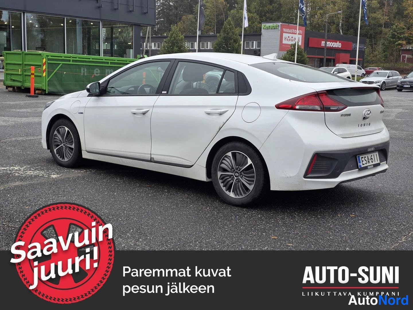 Takaviisto: Valkoinen Hyundai IONIQ takakulmasta vasemmalta parkkipaikalla.