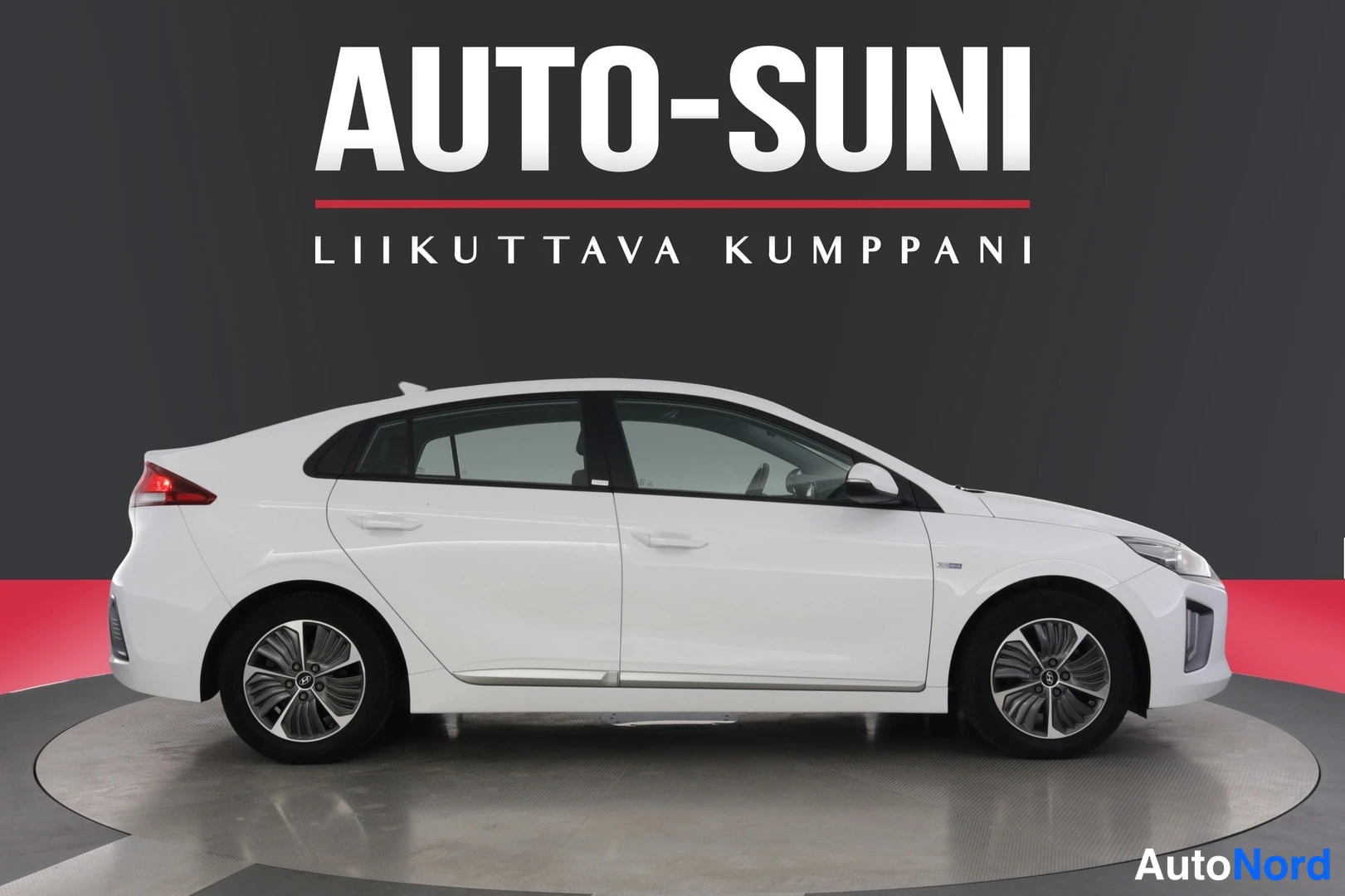 Valkoinen Hyundai IONIQ 2020, sivulta, kuva 4