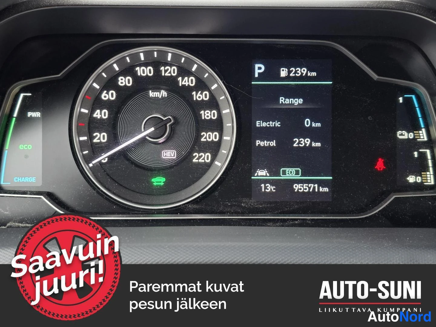 Muu: Hyundai IONIQ kojelauta: matkamittari 95 571 km, bensawahdella 239 km.