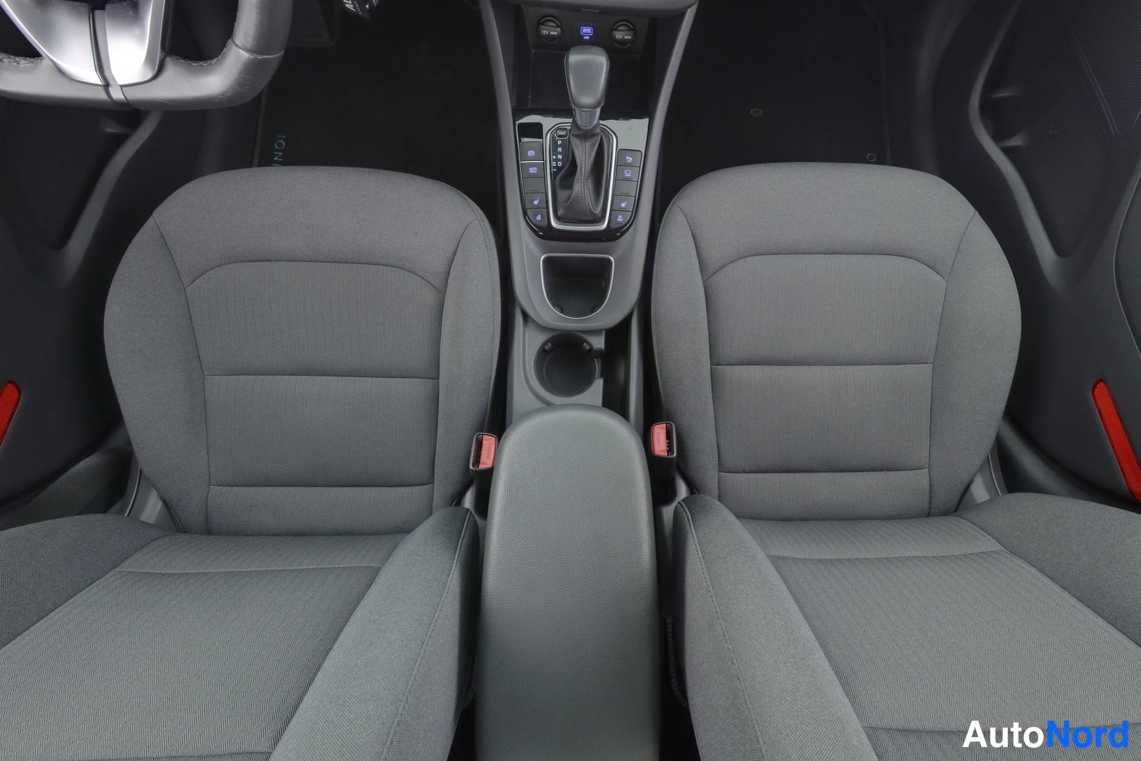 Valkoinen Hyundai IONIQ 2020, etuistuimet, kuva 9