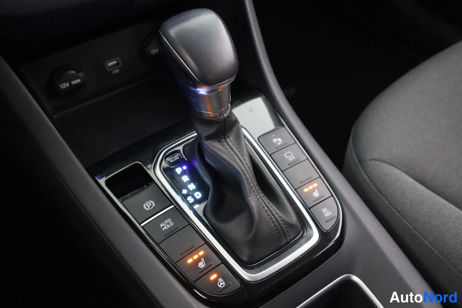 Valkoinen Hyundai IONIQ 2020, yksityiskohta, kuva 14