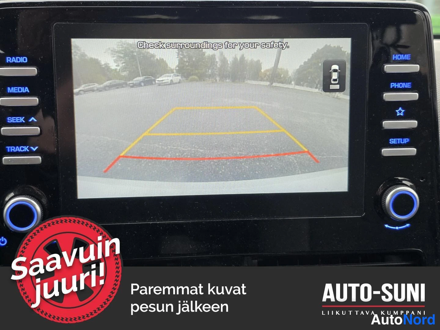 Muu: Hyundai IONIQ keskistaton näyttö: takakamera käytössä.