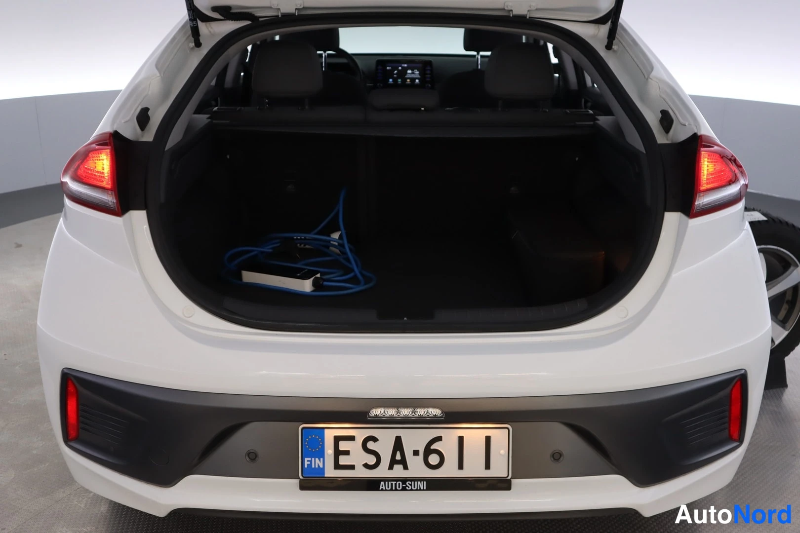 Valkoinen Hyundai IONIQ 2020, takaa, kuva 7