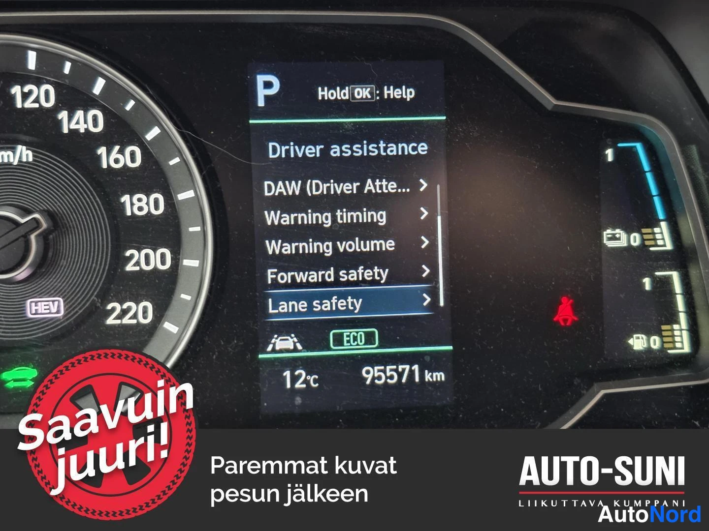 Muu: Kojelaudan näyttö: ajokilometrimäärä 95571 km, lämpötila 12 °C, Driver assistance -valikko ja ECO-merkintä.