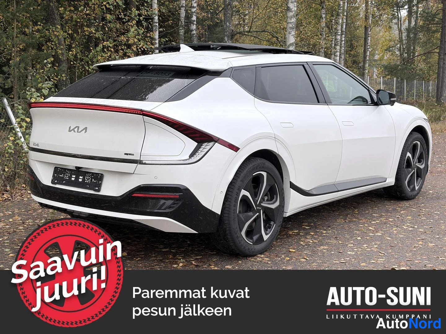 Takaviisto: Takapohja ja oikea kylki: valkoinen Kia EV6. Punainen takavalojakso ylhäällä. Tummat sivuikkunat.