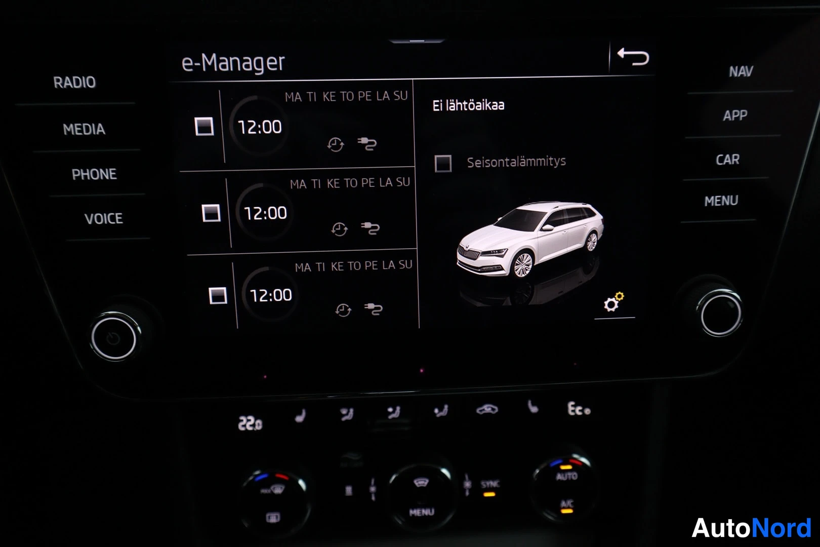 Yksityiskohta: Infotainment-järjestelmän näyttö 'e-Manager'-valikossa, jossa näkyy säädettyjä aikatauluja ja 'Seisontalämmitys' (selaus). Auton viereisen mallinnoksen ikoni ed