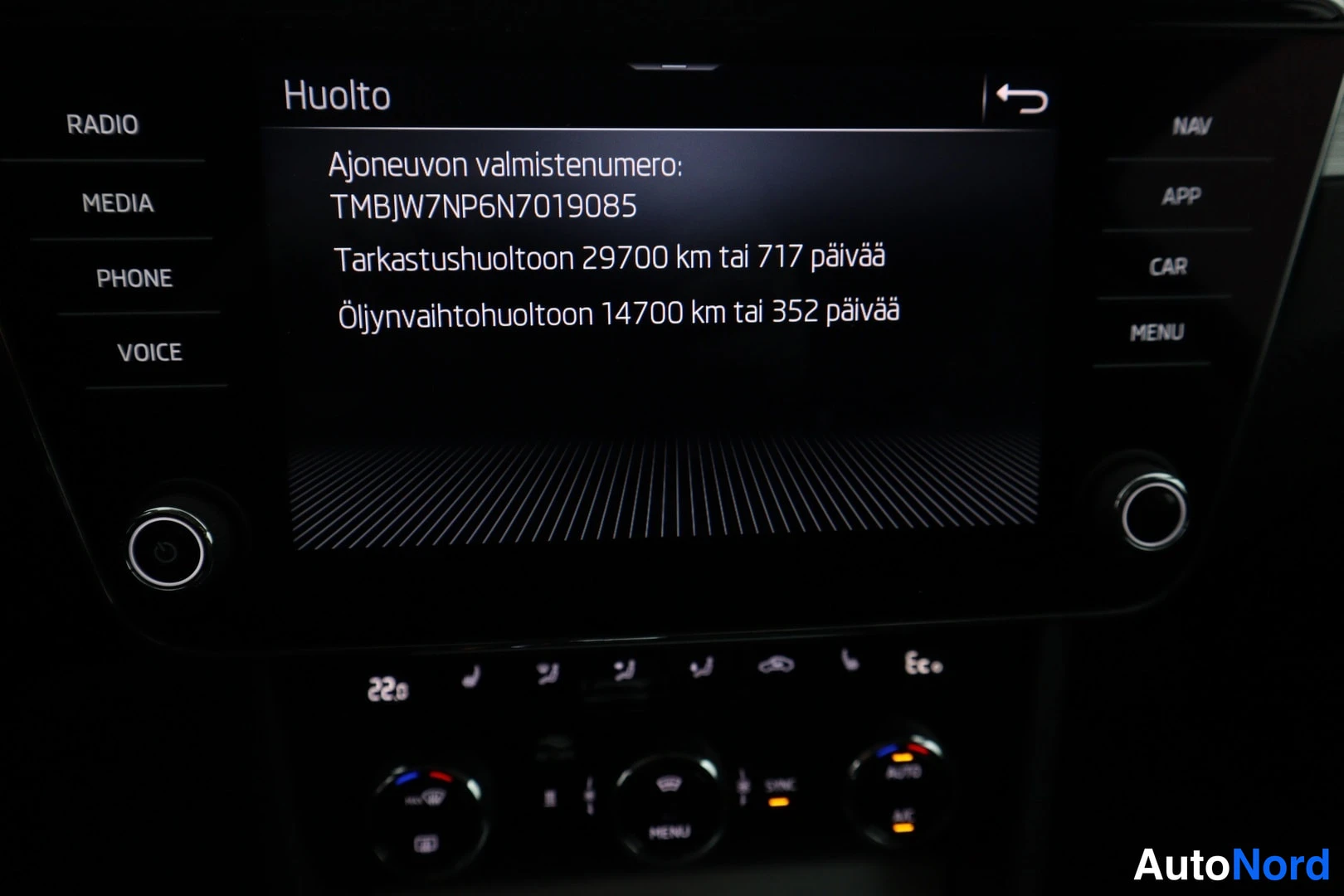 Ohjaamo: Tahko näyttää huoltotiedot: ajoneuvon valmistenumero TMBJW7NP6N7019085, tarkastushuolto 29700 km tai 717 päivää, öljynvaihto 14700 km tai 352 päivää. Näkyvissä