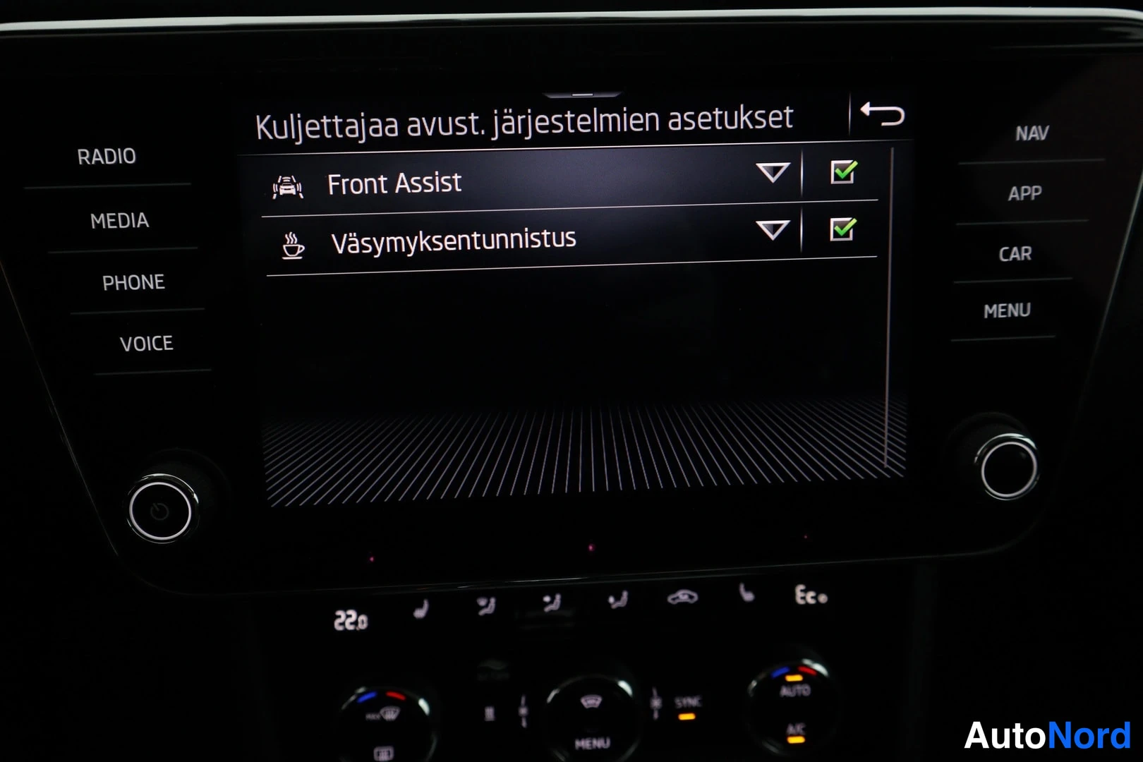 Ohjaamo: Kuljettaja-apujärjestelmien asetukset näytöllä: Front Assist ja Väsymyksentunnistus aktiivina. Multimediajärjestelmän valikossa näkyvät painikkeet RADIO, MEDIA,