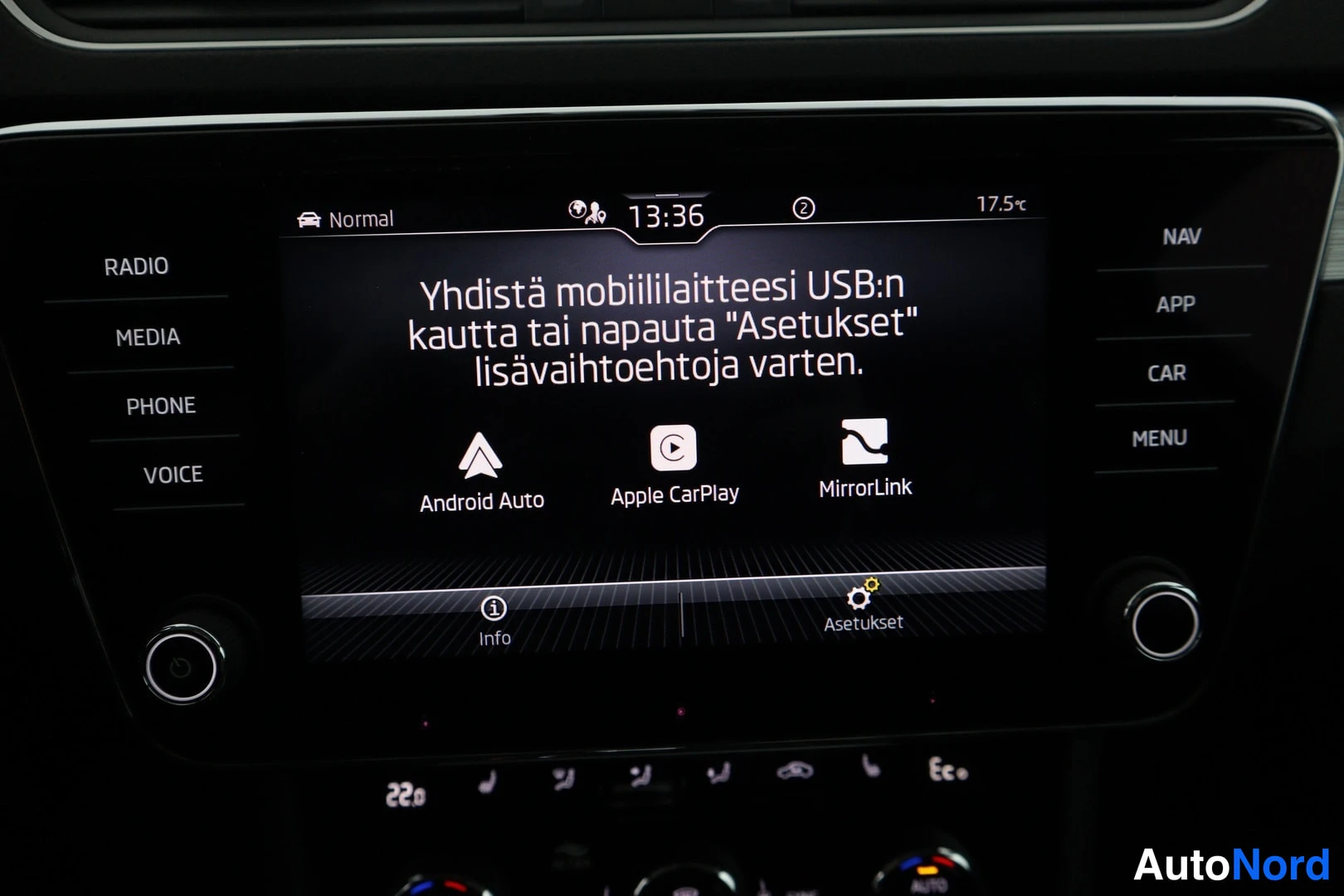 Muu: Kojetason infotainment-näyttö: teksti 'Yhdistä mobiililaitteesi USB:n kautta tai napauta Asetukset lisävalintoehtoja varten.' Android Auto, Apple CarPlay ja Mir