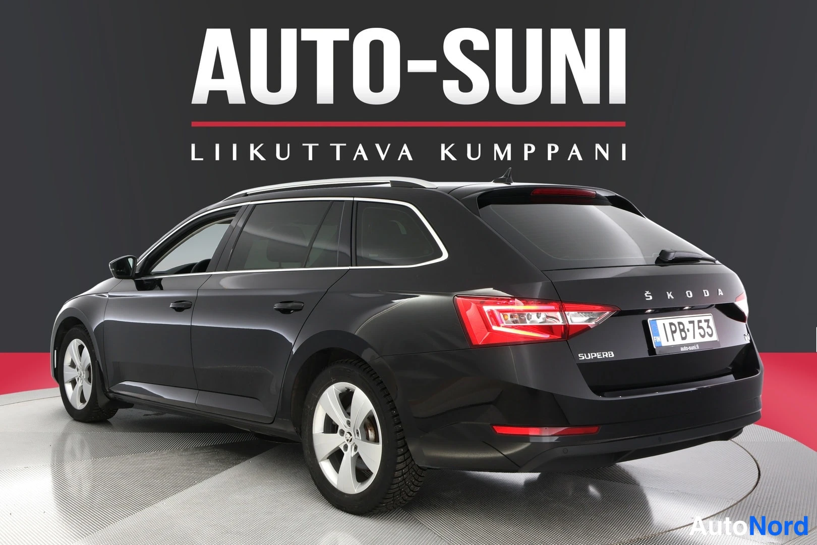 Takaviisto: Rear three-quarter view of a dark grey Skoda Superb from the rear-left angle. Visible elements include 'SUPERB' badging on tailgate, LED taillights, and alloy w