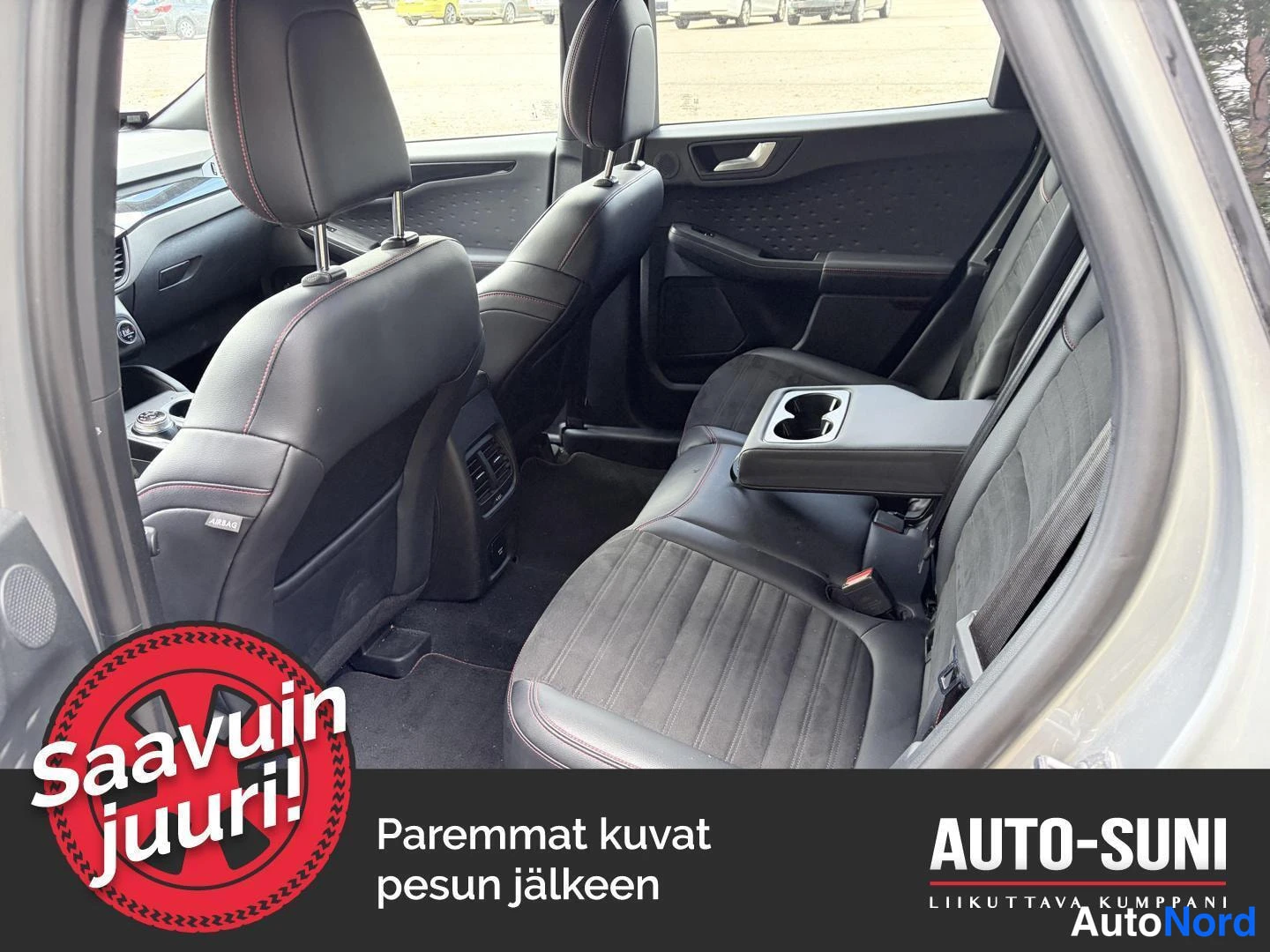 Takaistuimet: Rear black leather seats with center armrest in fold-down position