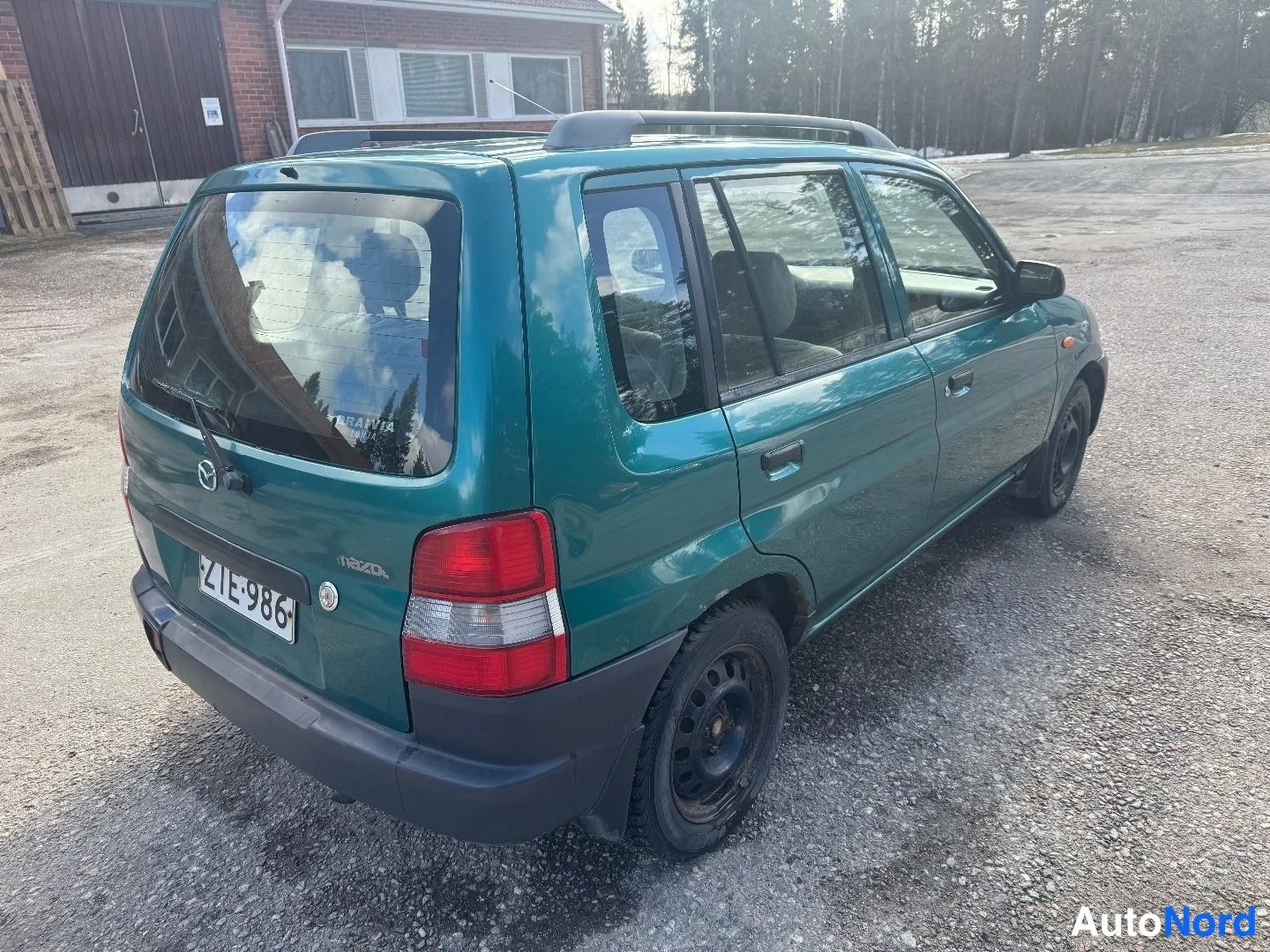 Takaviisto: Takaviisto viidennellä kuukautella olevasta vihreästä Mazda Demio. Rekisterinumero.