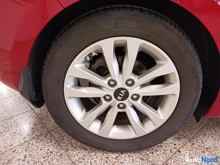 Punainen KIA cee'd 2017, yksityiskohta, kuva 16