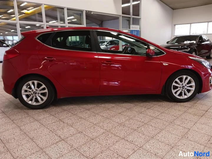 Punainen KIA cee'd 2017, sivulta, kuva 4