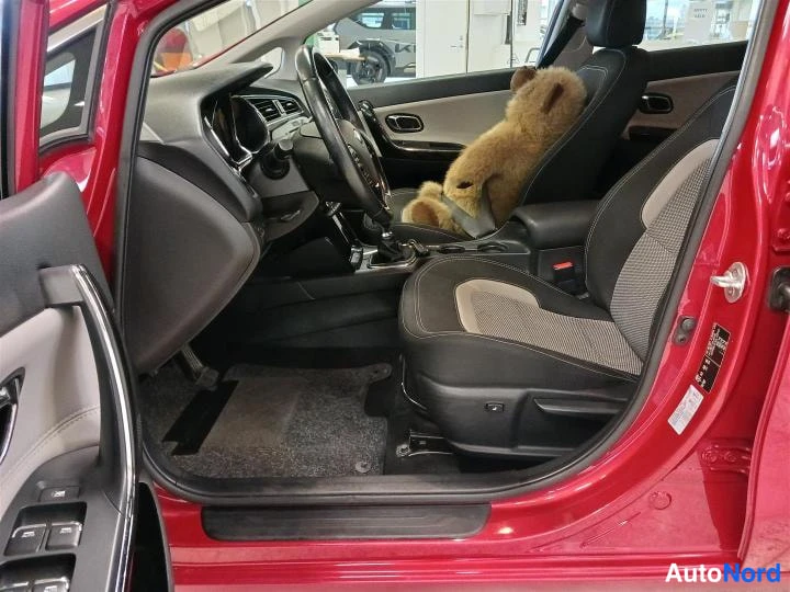 Punainen KIA cee'd 2017, ohjaamo, kuva 7