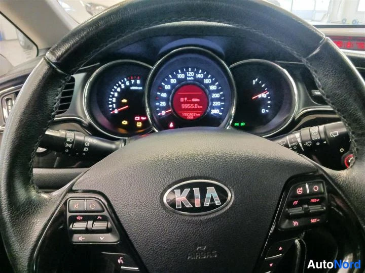 Punainen KIA cee'd 2017, yksityiskohta, kuva 14