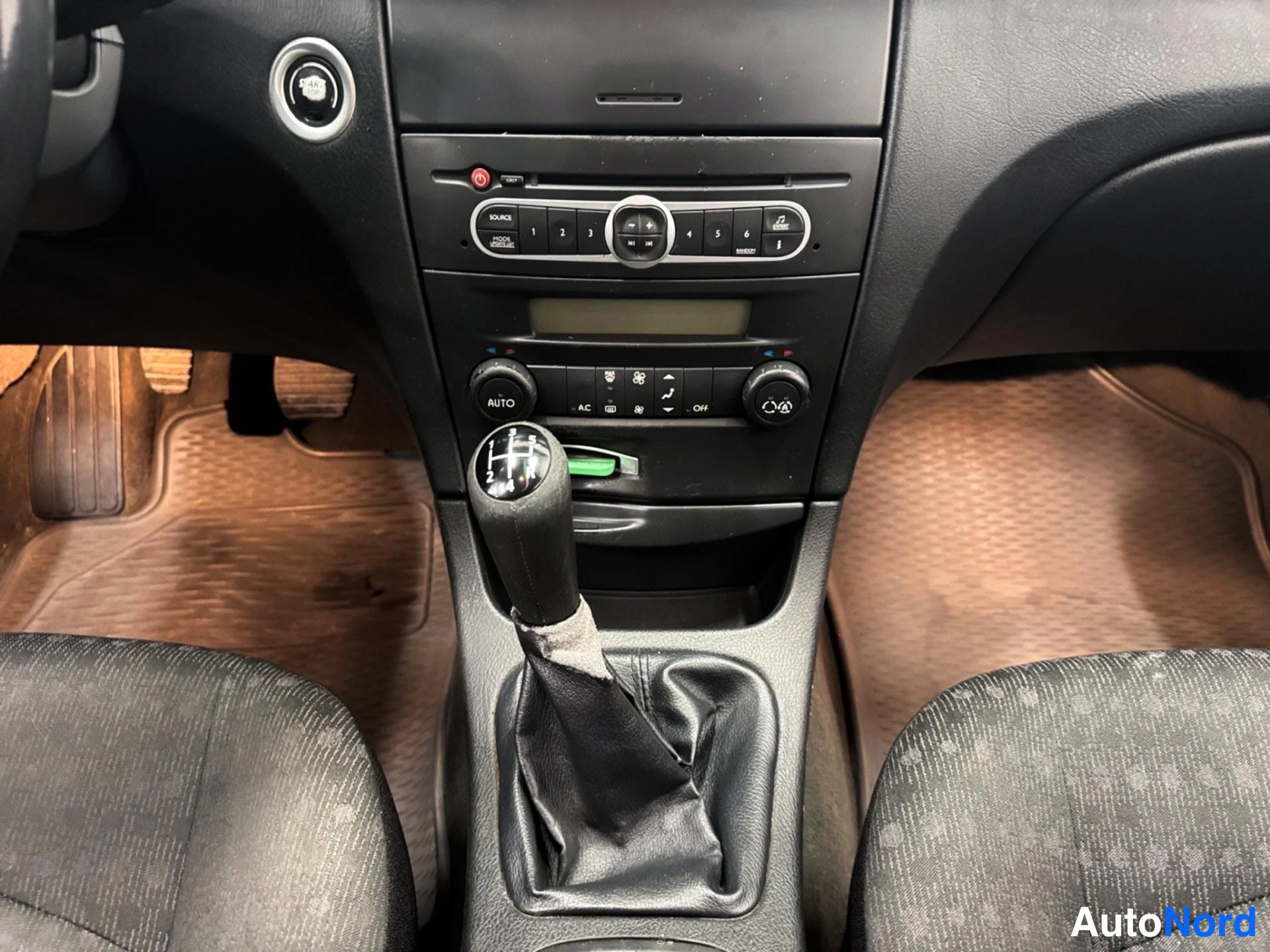 Muu: Auton kojelauta ja vaihtovalitsin: manuaalivaihteisto, radio-CD-yksikkö ja automaattinen ilmastointi (AUTO-nappi). Etumatot ovat kuluneet.