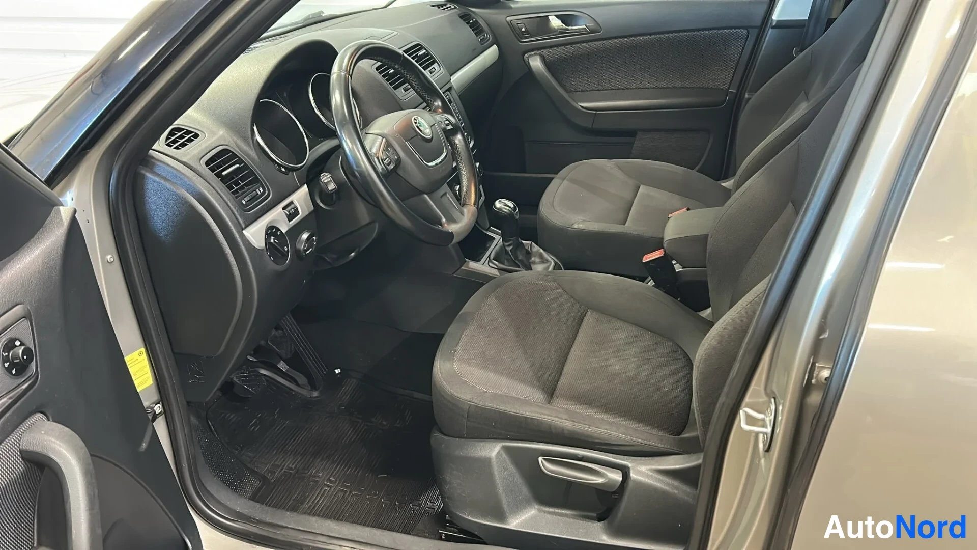 Beige Skoda Yeti 2013, kuva 12