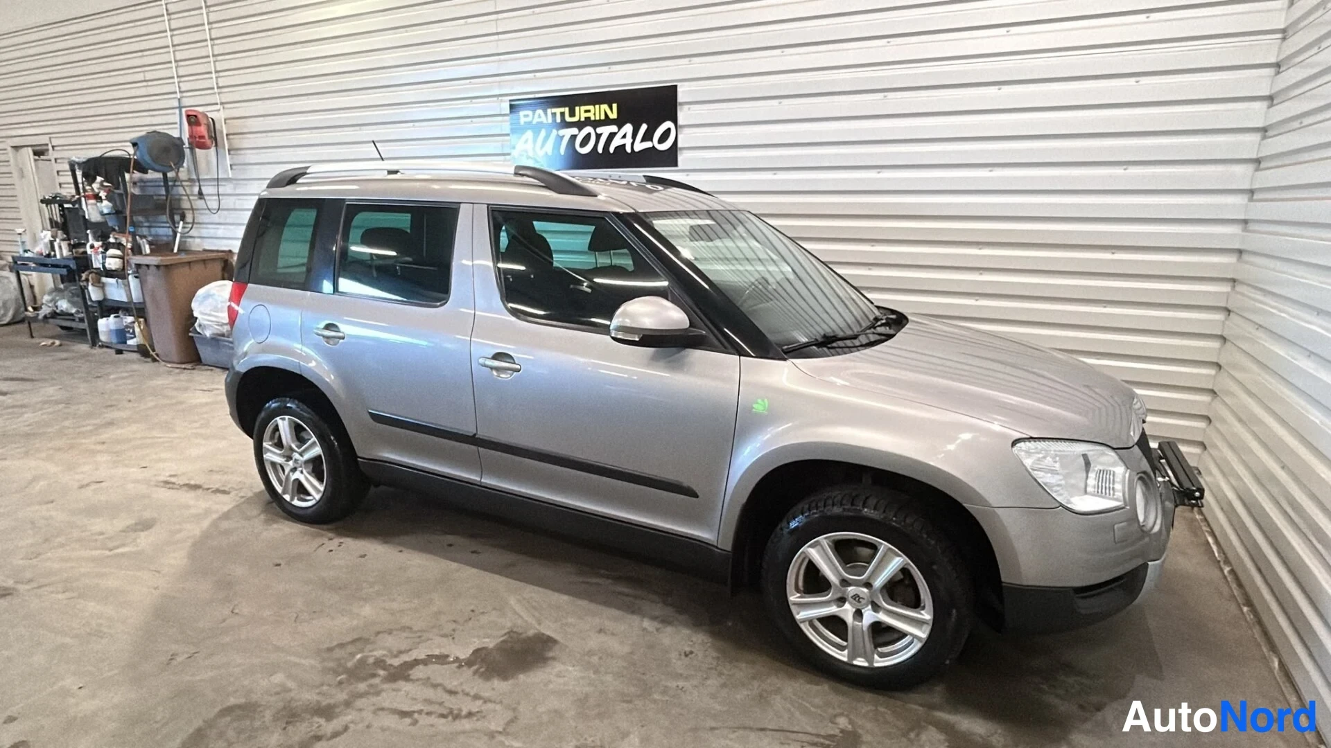 Beige Skoda Yeti 2013, etuviisto, keula oikealle, kuva 2
