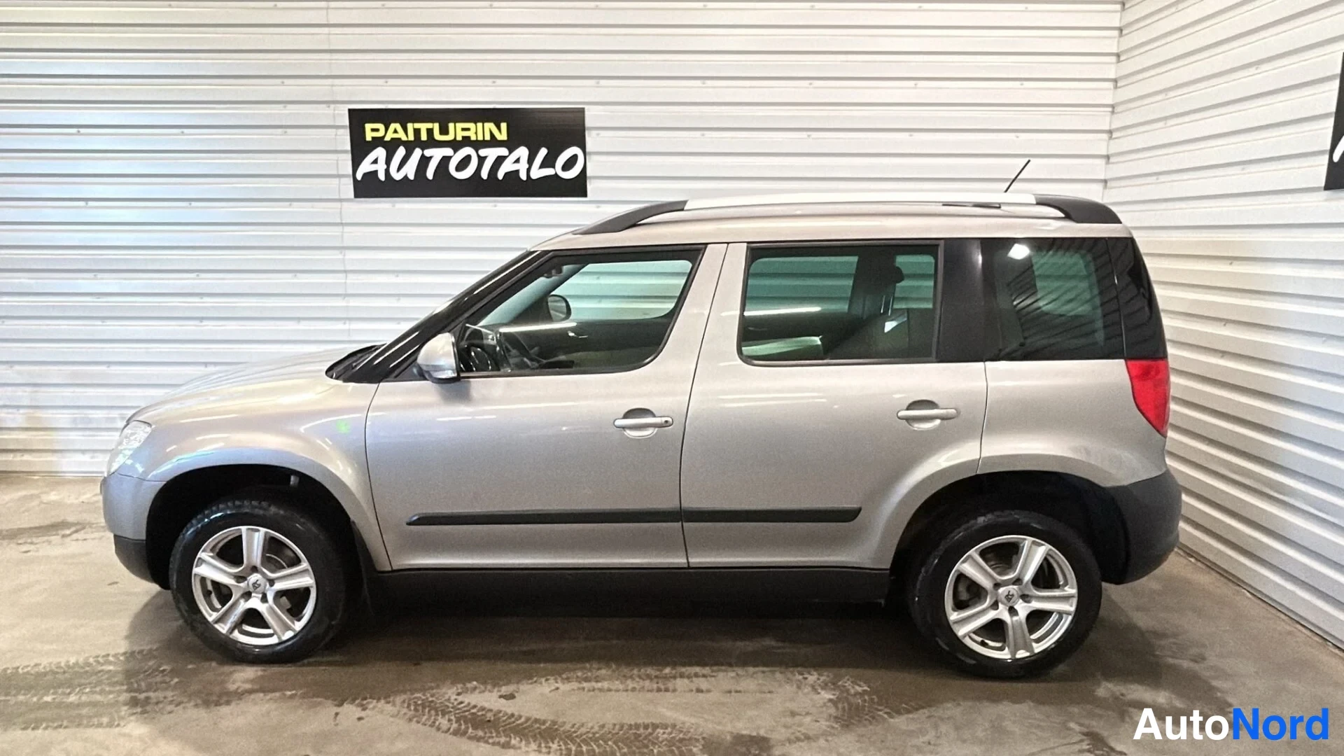 Beige Skoda Yeti 2013, sivulta, kuva 4