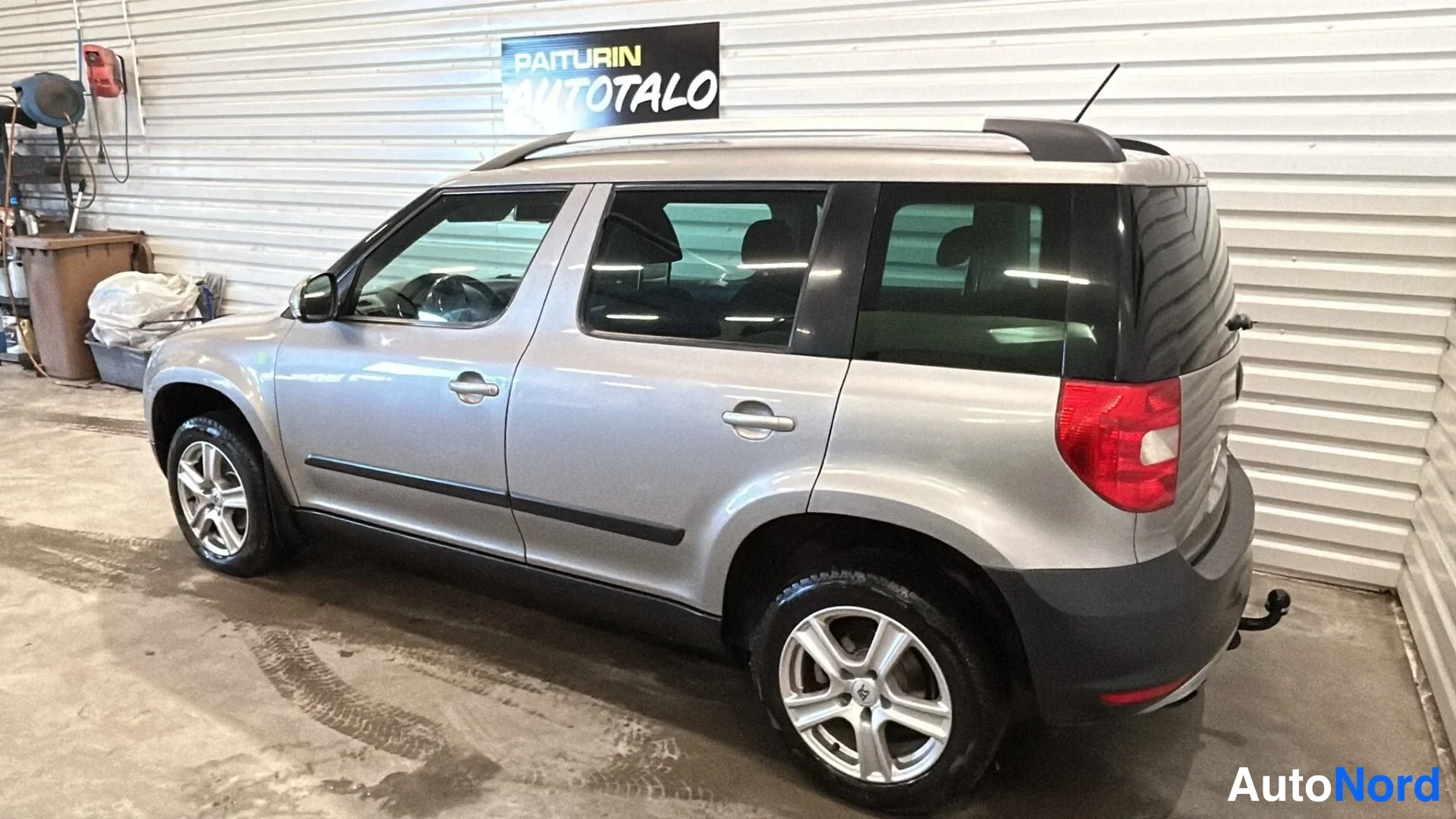 Beige Skoda Yeti 2013, takaviisto, kuva 6