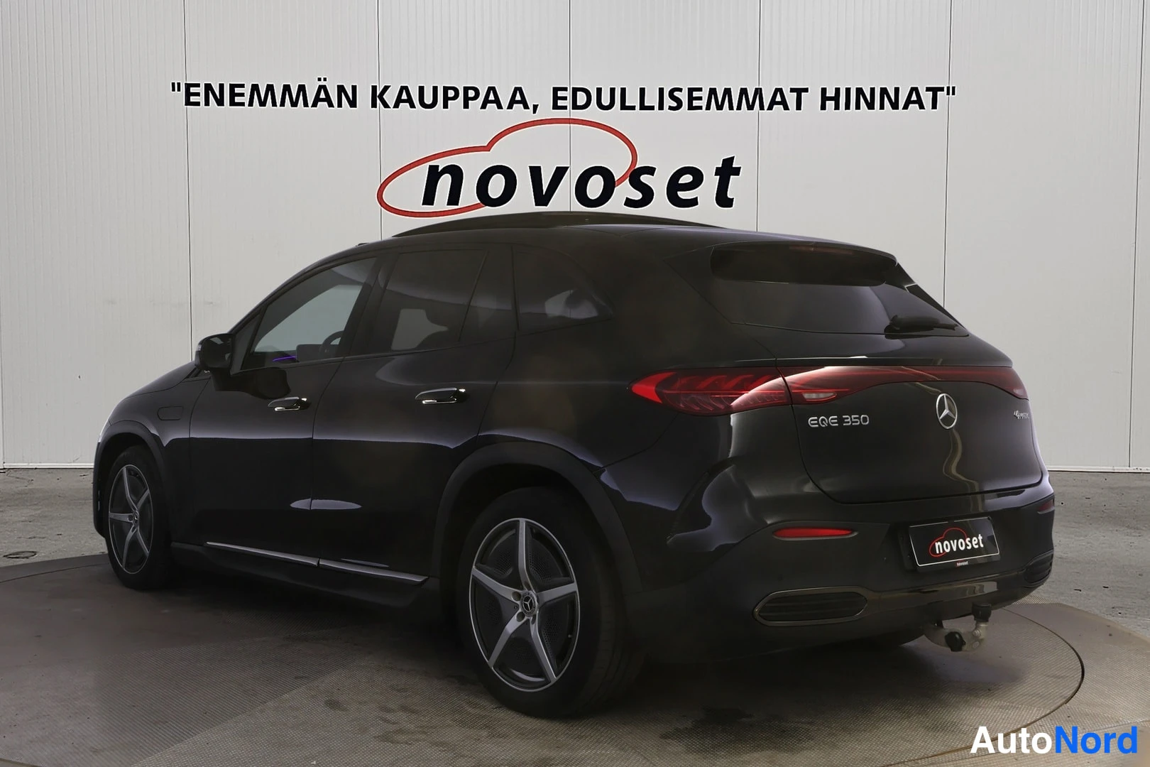 Musta Mercedes-Benz EQE 2023, takaviisto, kuva 4