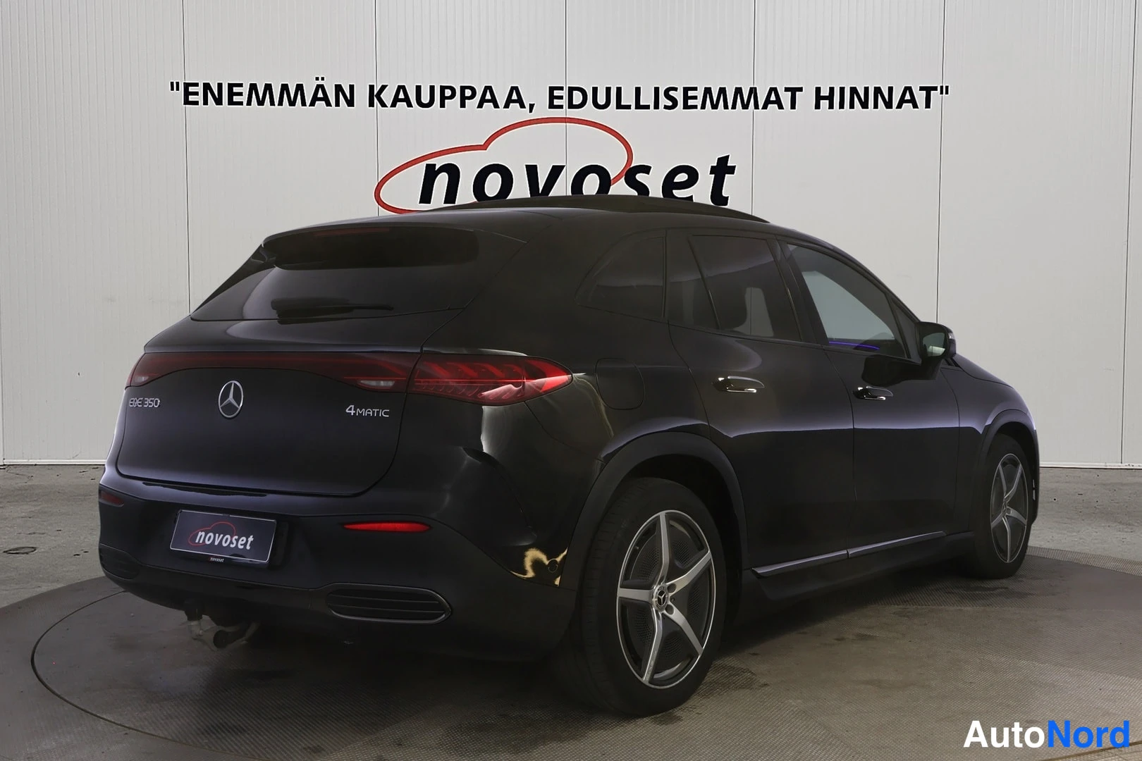 Musta Mercedes-Benz EQE 2023, takaviisto, kuva 5