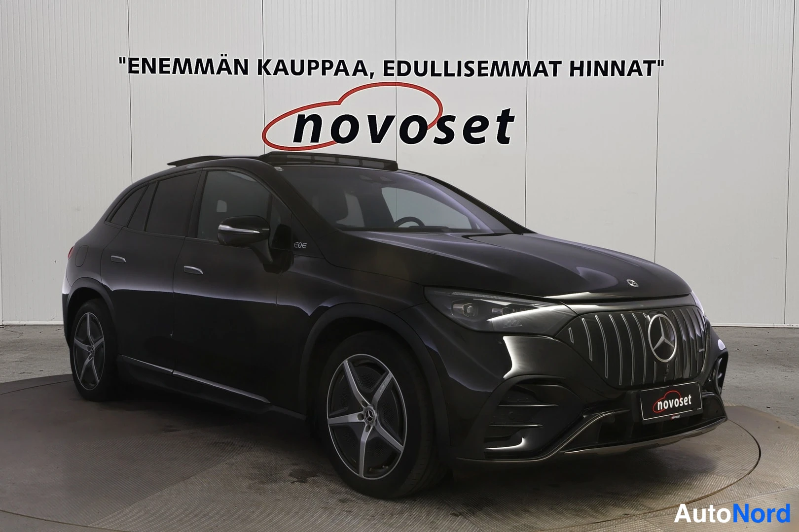 Musta Mercedes-Benz EQE 2023, etuviisto, keula oikealle, kuva 2