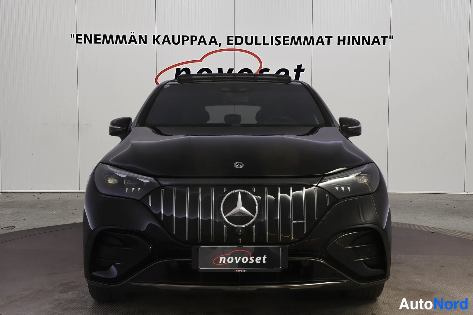 Musta Mercedes-Benz EQE 2023, edestä, kuva 3