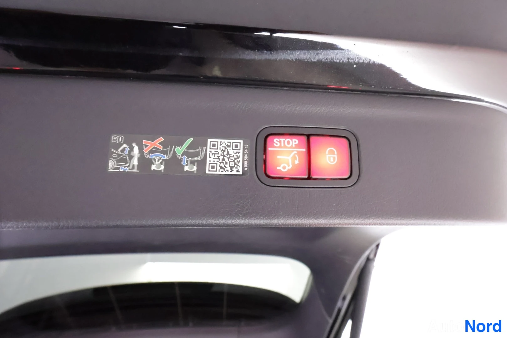 Musta Mercedes-Benz EQE 2023, yksityiskohta, kuva 28