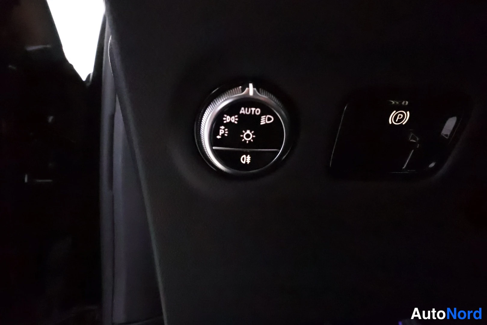 Musta Mercedes-Benz EQE 2023, yksityiskohta, kuva 38