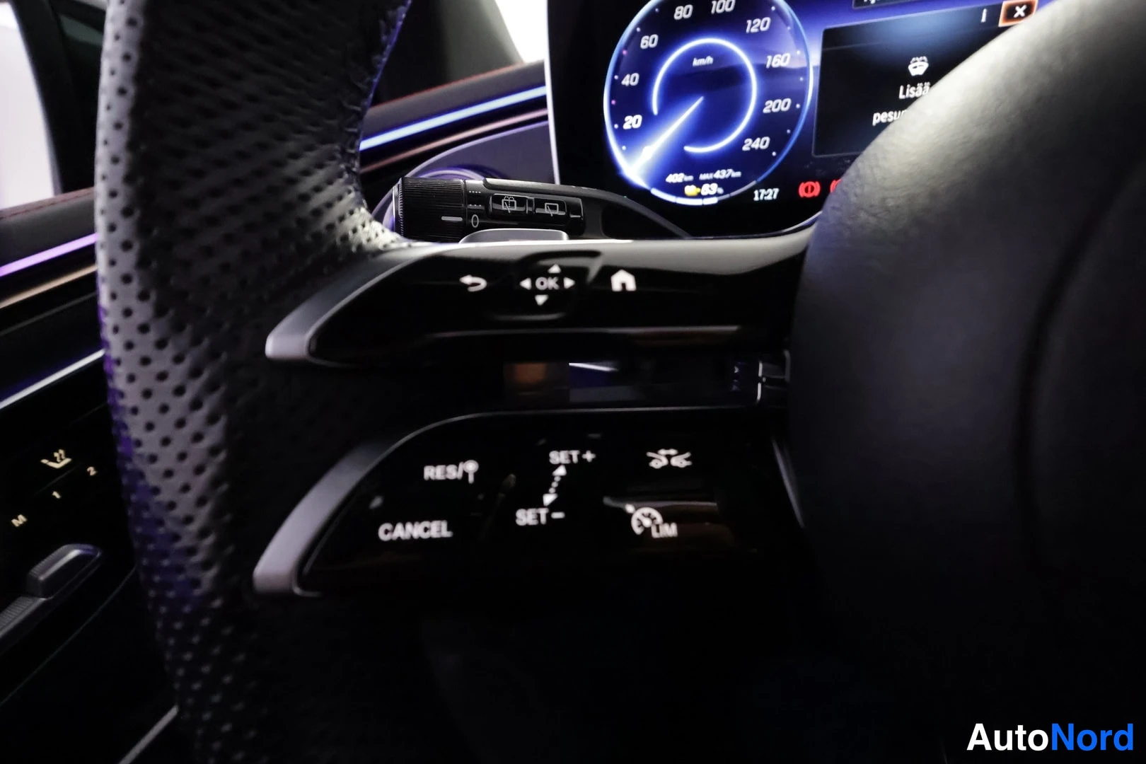 Musta Mercedes-Benz EQE 2023, yksityiskohta, kuva 31