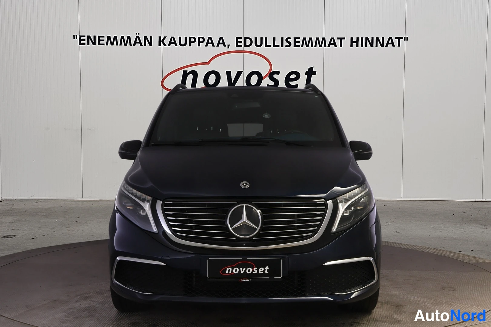 Sininen Mercedes-Benz EQV 2022, edestä, kuva 3