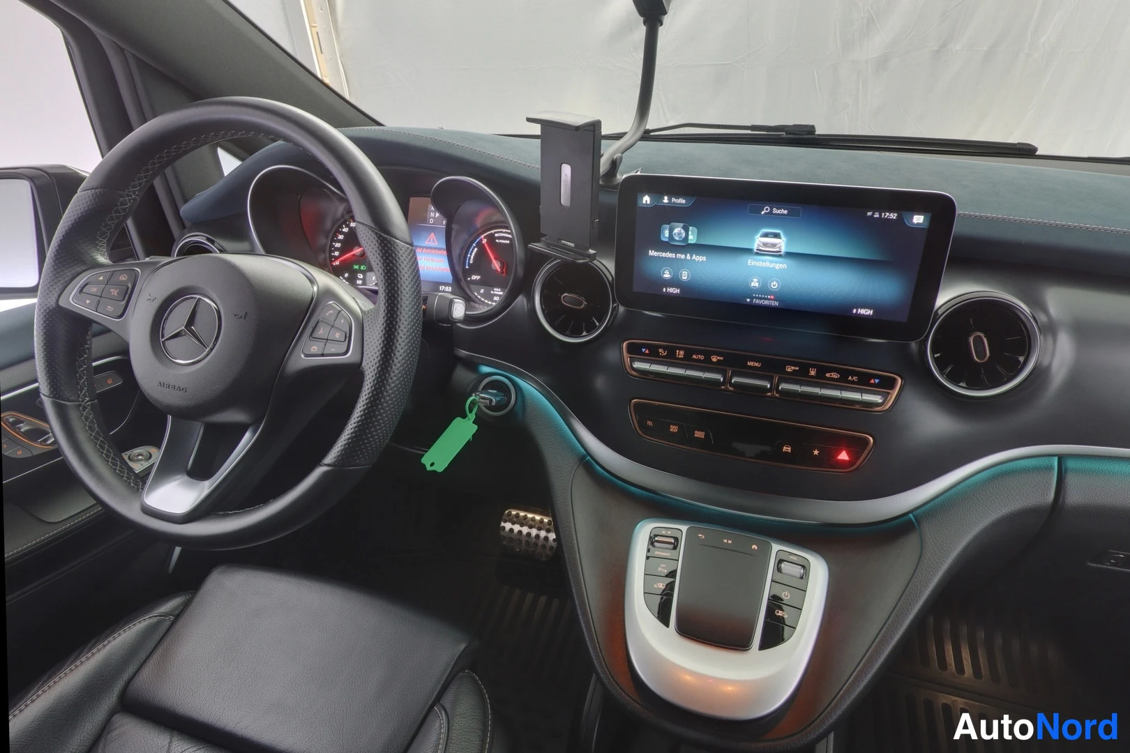 Sininen Mercedes-Benz EQV 2022, kuva 27