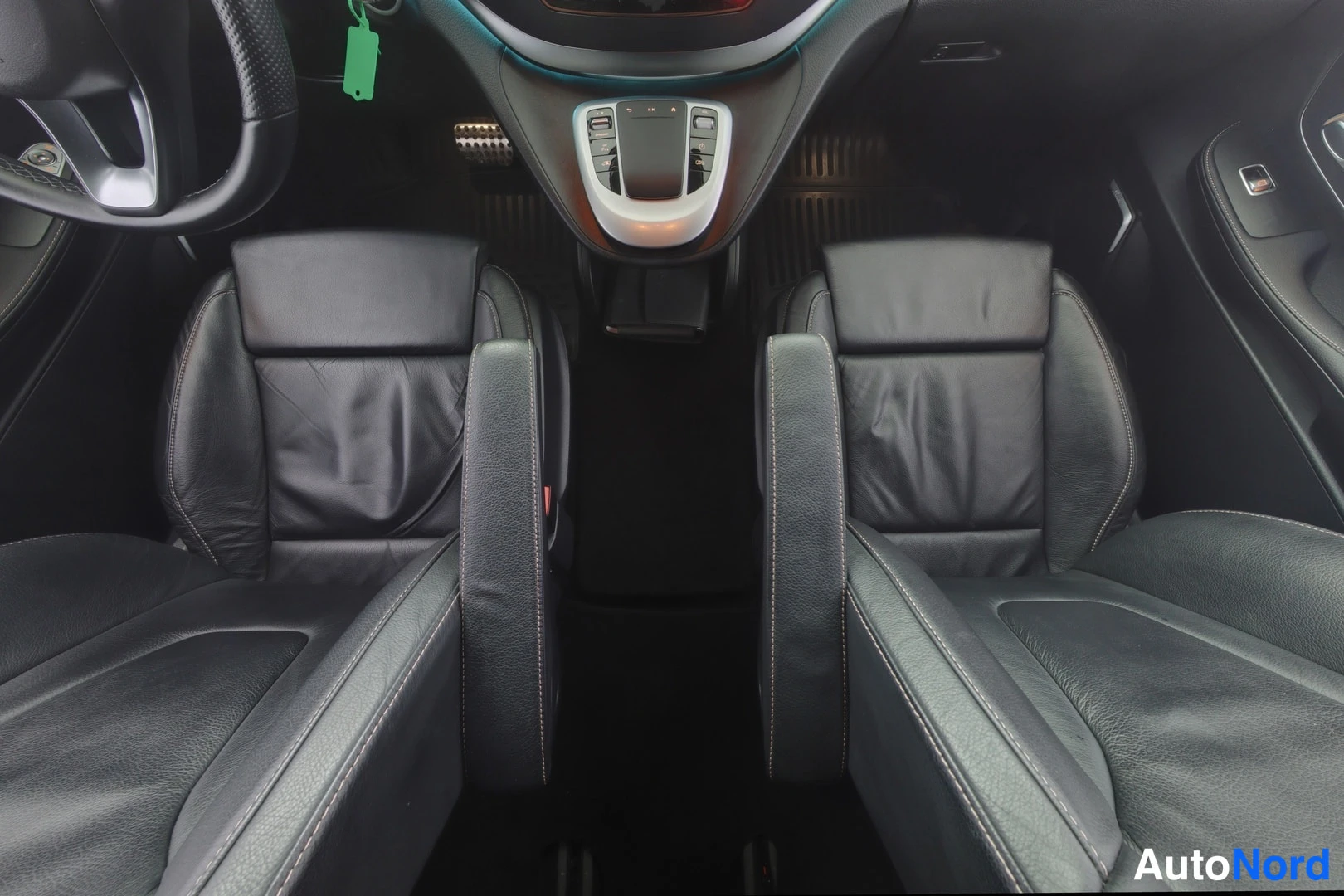 Sininen Mercedes-Benz EQV 2022, edestä, kuva 5
