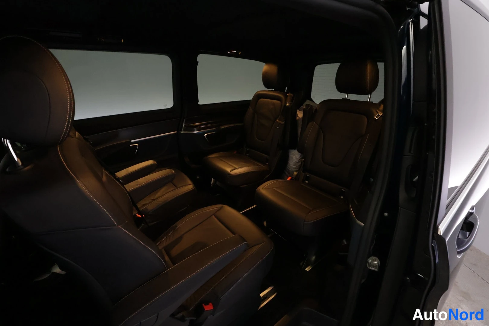 Sininen Mercedes-Benz EQV 2022, kuva 28