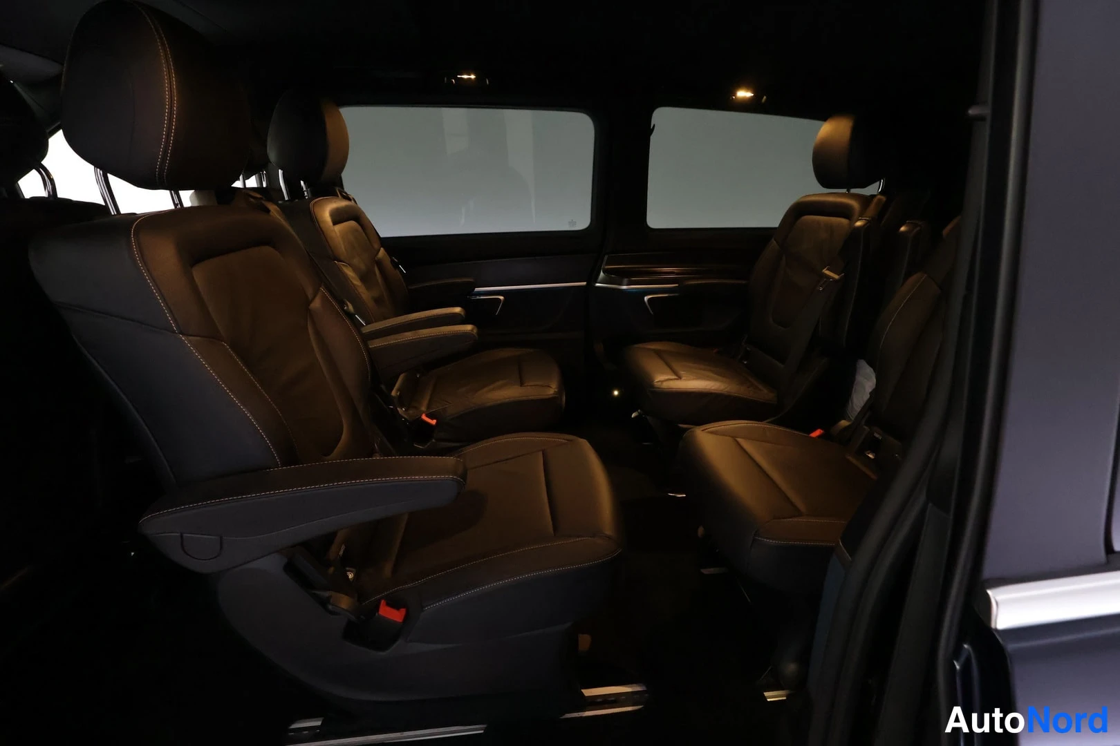 Sininen Mercedes-Benz EQV 2022, kuva 20