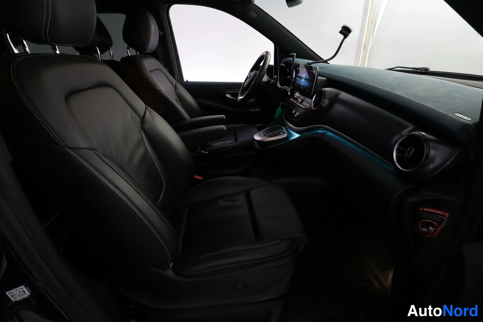 Sininen Mercedes-Benz EQV 2022, kuva 31