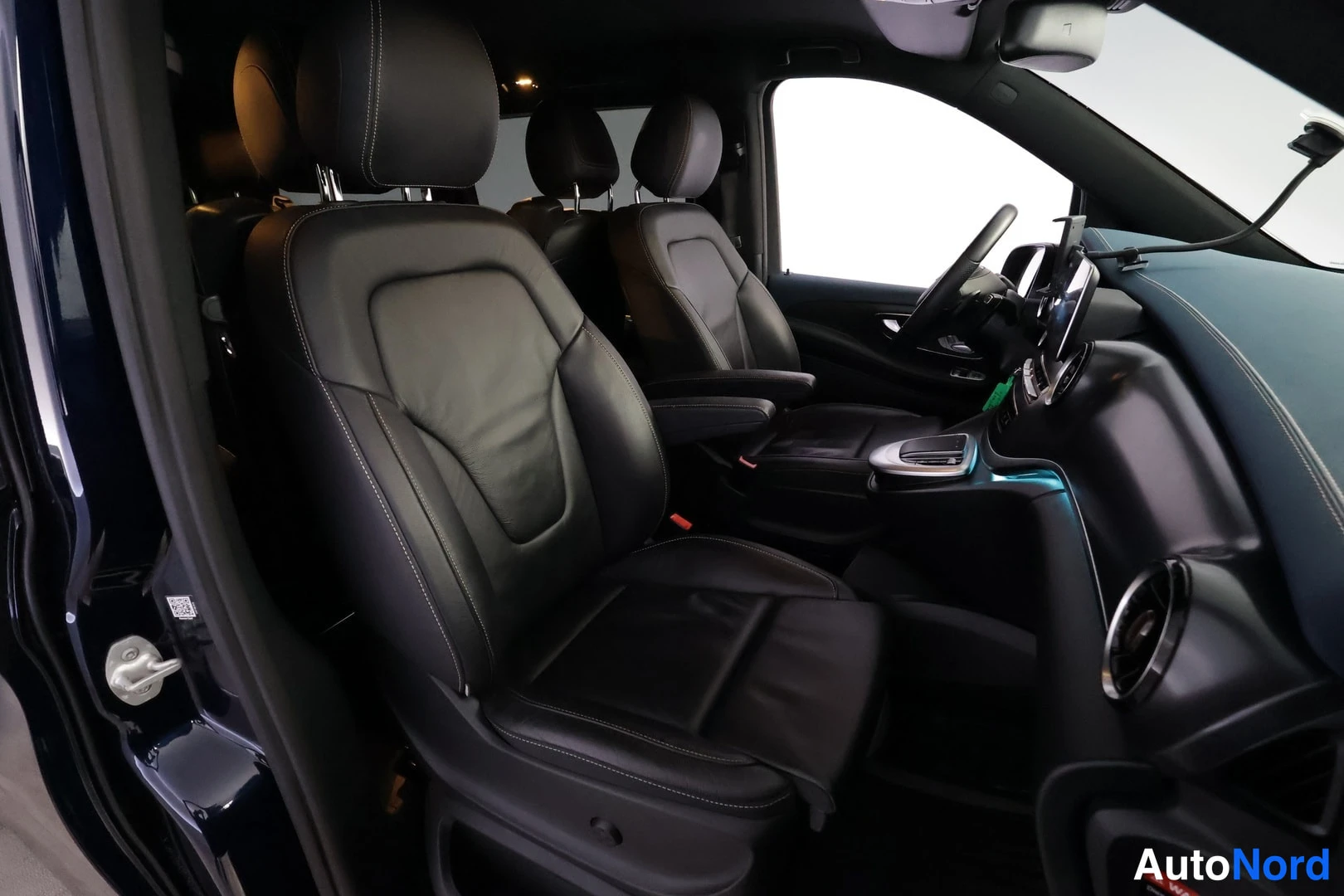 Sininen Mercedes-Benz EQV 2022, kuva 21