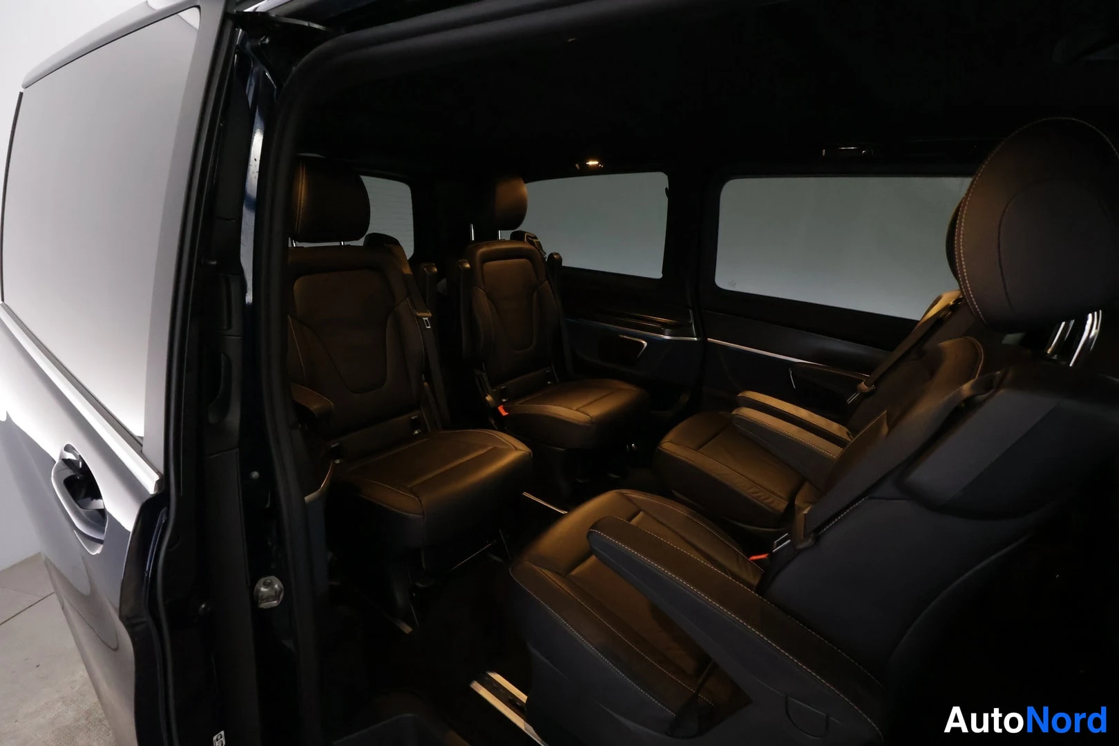 Sininen Mercedes-Benz EQV 2022, kuva 33