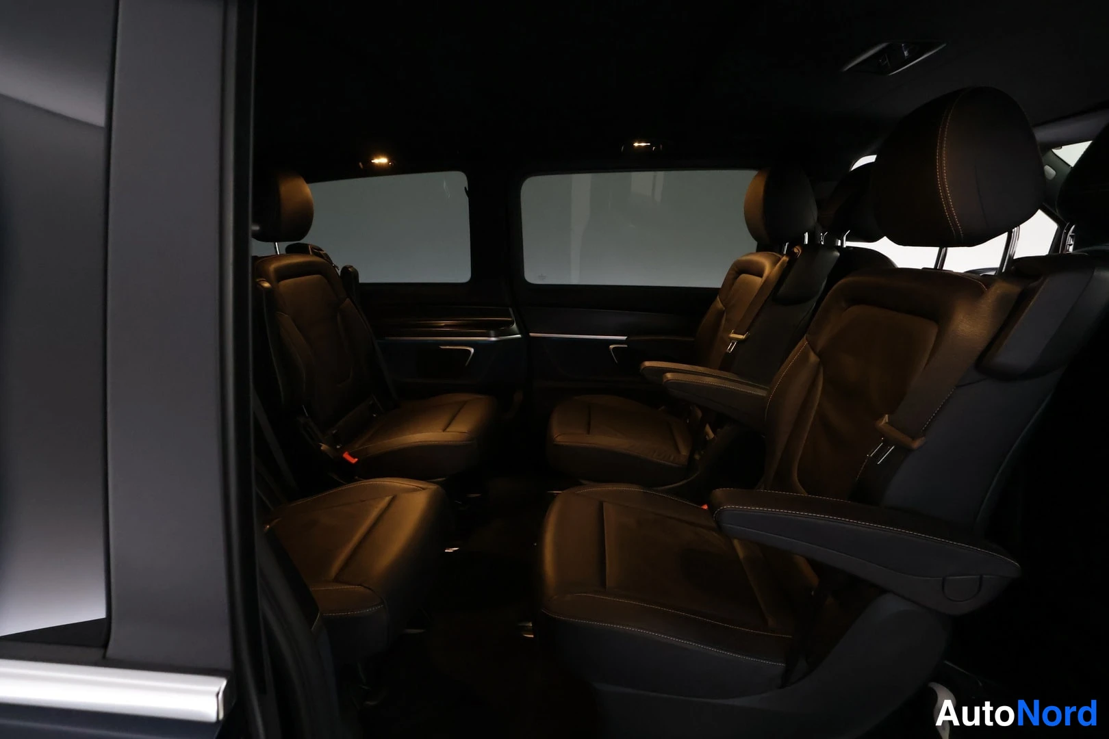 Sininen Mercedes-Benz EQV 2022, kuva 34