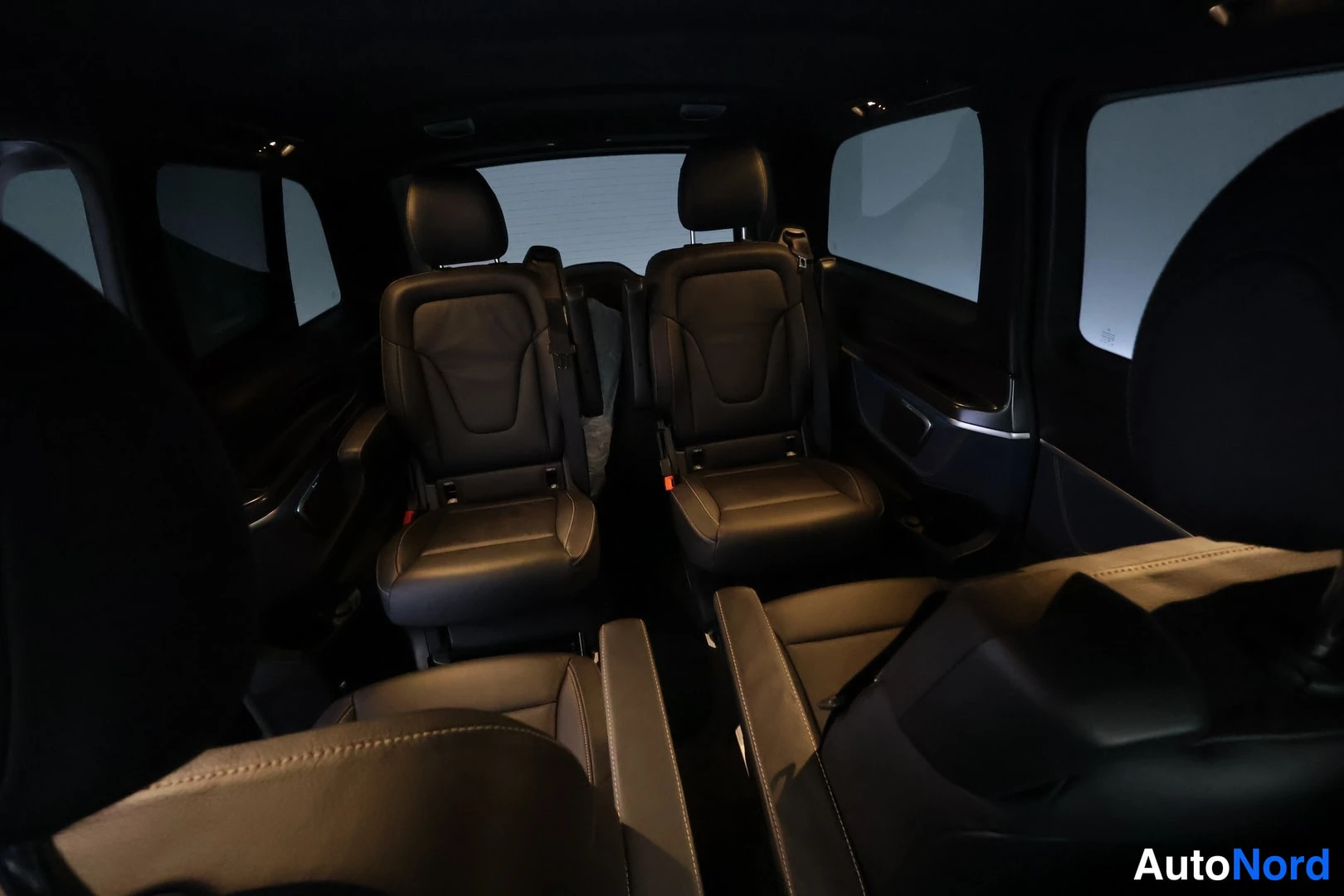 Sininen Mercedes-Benz EQV 2022, kuva 36