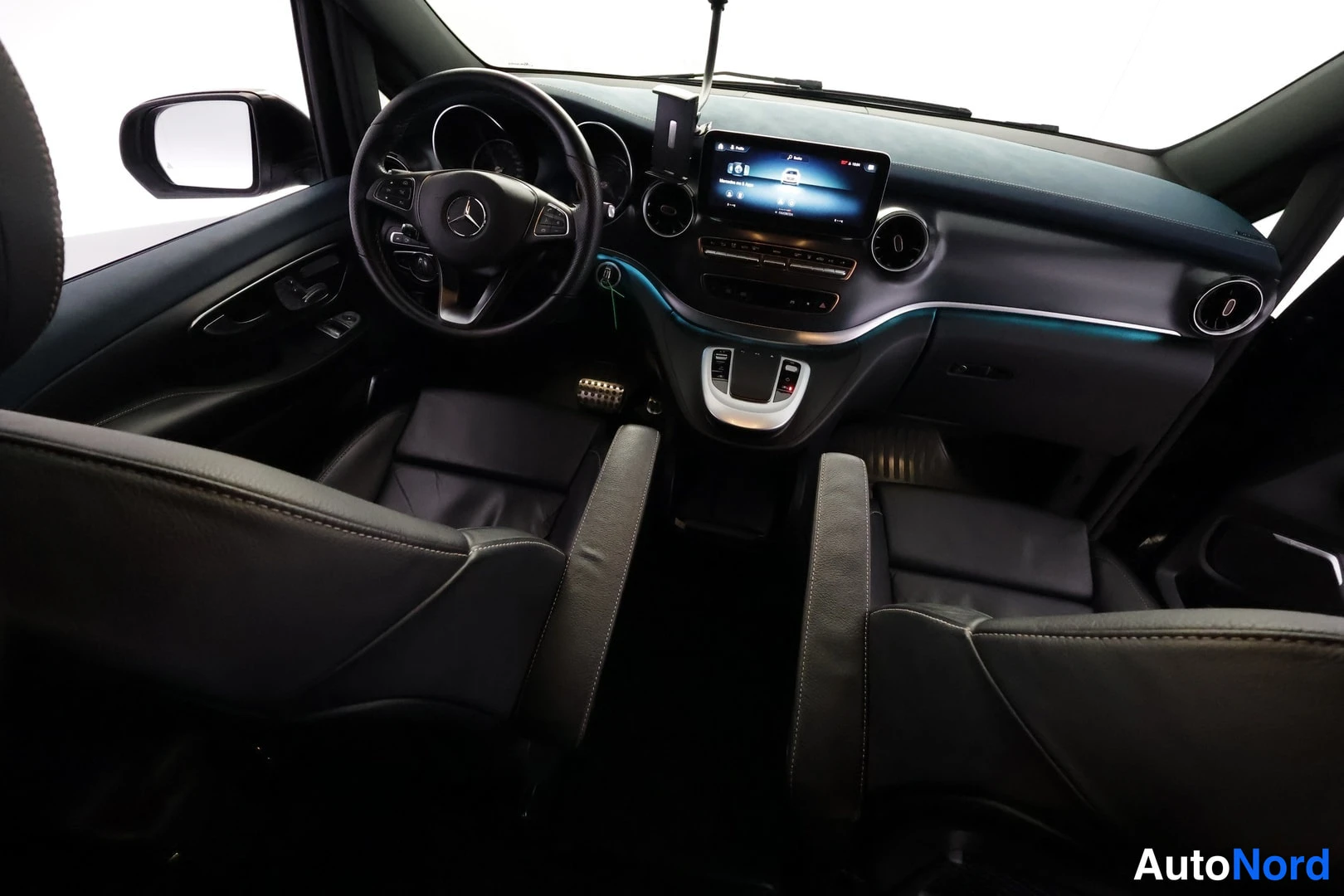 Sininen Mercedes-Benz EQV 2022, sivulta, kuva 10
