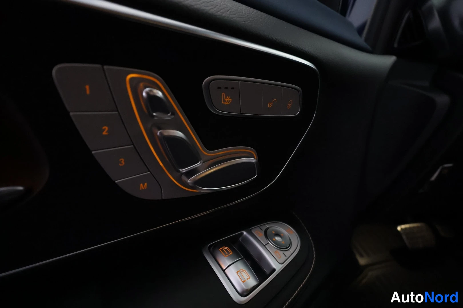 Sininen Mercedes-Benz EQV 2022, sivulta, kuva 7