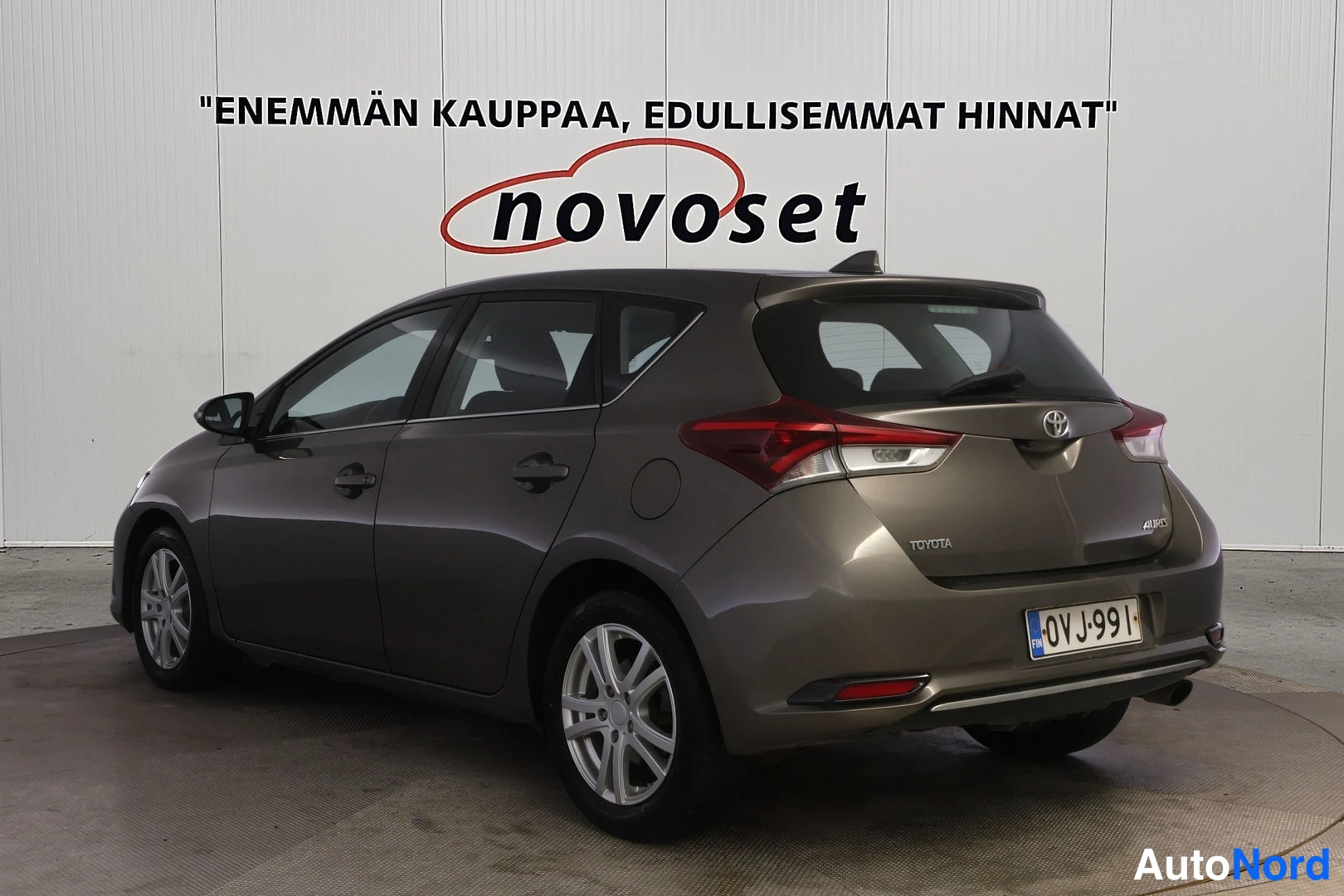 Takaviisto: Toyota Auris kuvattuna viistosti takaa vasemmalta; takavalot, takaluukki ja vasen kylki näkyvät, rekisterikilpi.