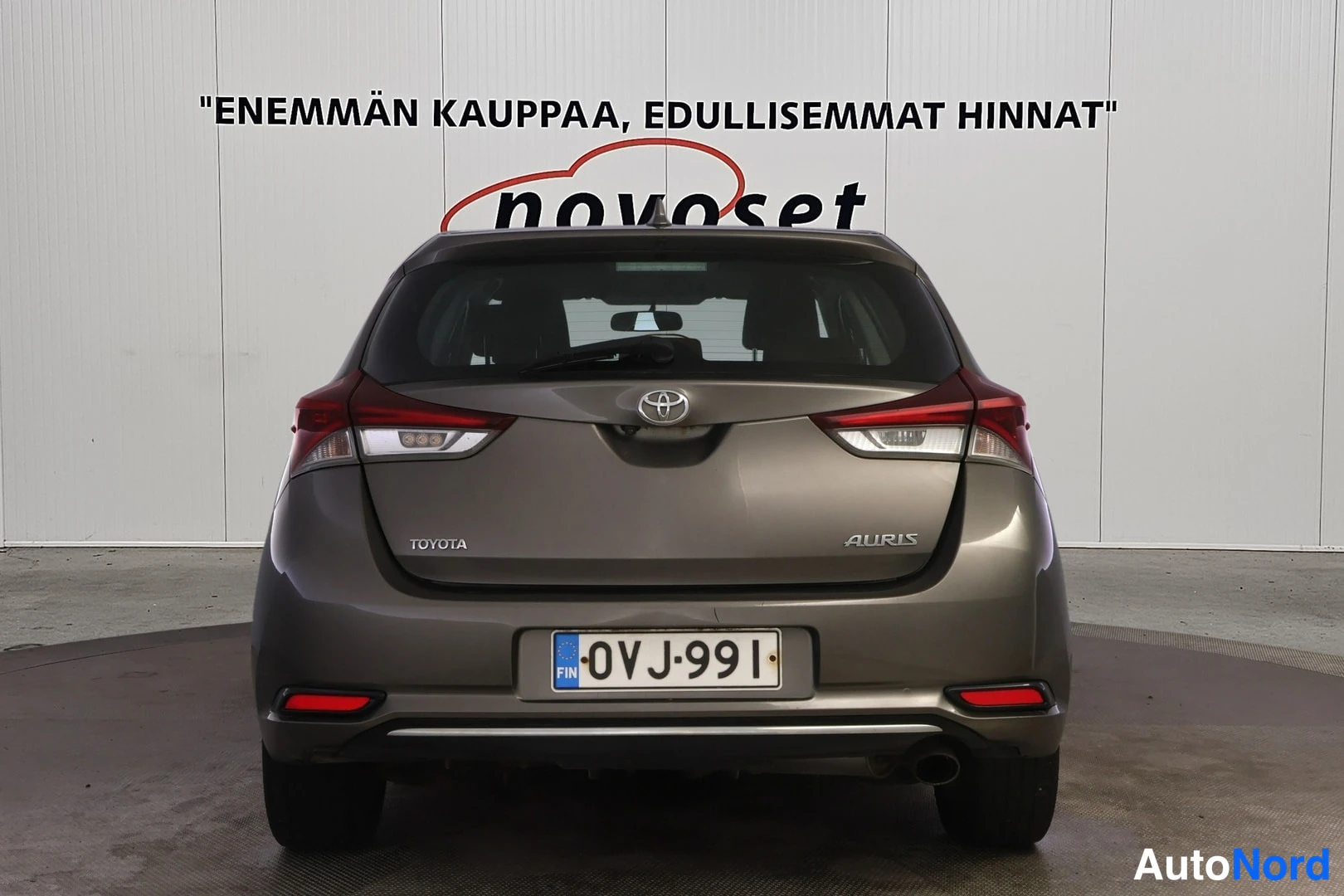 Takaa: Toyota Auris kuvattuna suoraan takaa; takaluukussa TOYOTA- ja AURIS-merkinnät, rekisterikilpi.