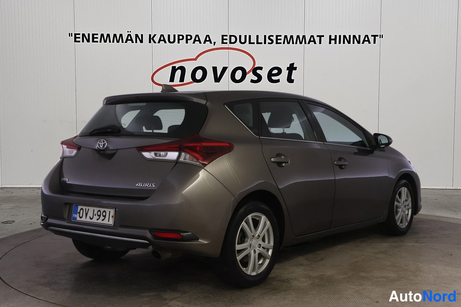 Takaviisto: Toyota Auris kuvattuna viistosti takaa oikealta; takavalot, takaluukki ja oikea kylki näkyvät, rekisterikilpi.