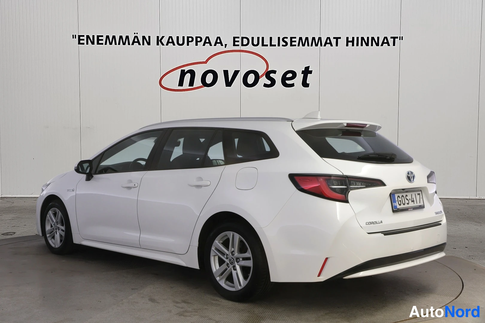 Takaviisto: Valkoinen farmariauto takakulmasta oikealta, rekisteritunnus.