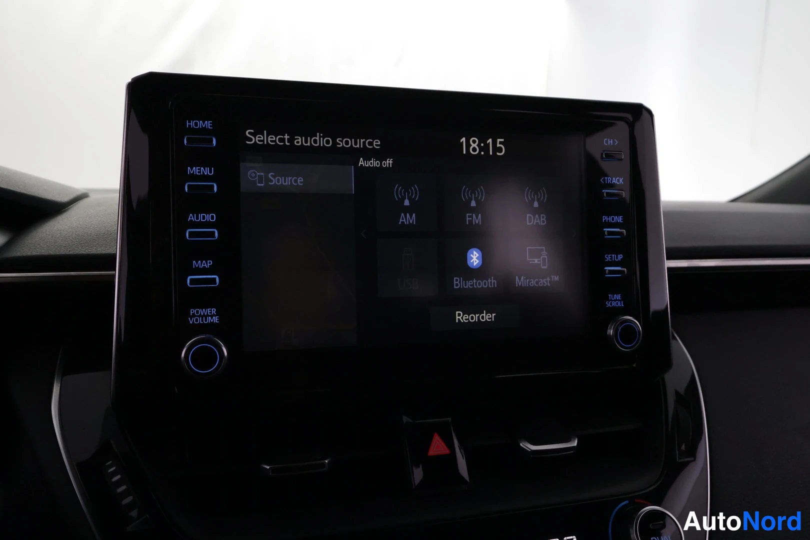 Yksityiskohta: Auton infotainment-näyttö äänilähteen valinnassa, lähteinä AM, FM, DAB, USB, Bluetooth ja Miracast.